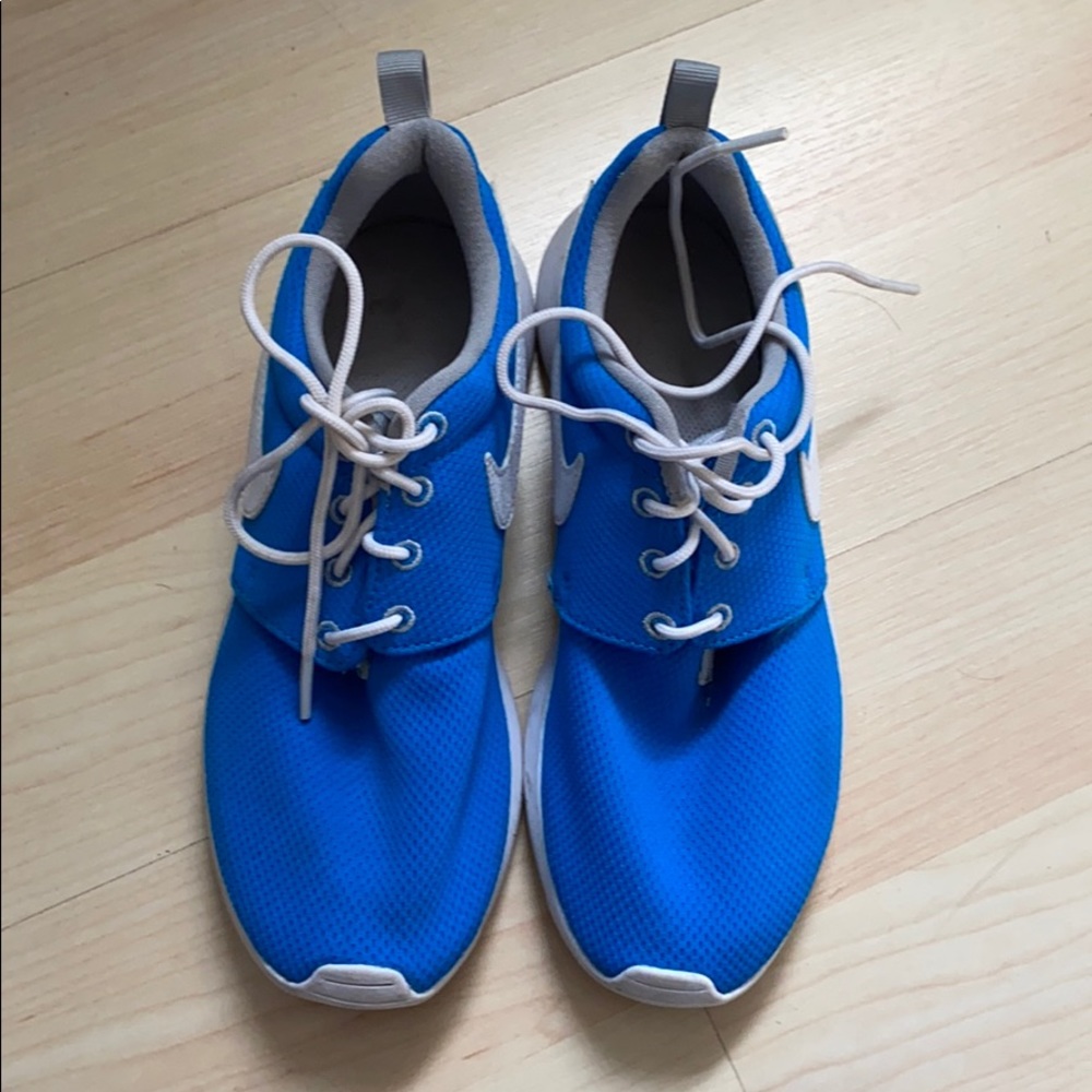Nike Roshe size 5.5